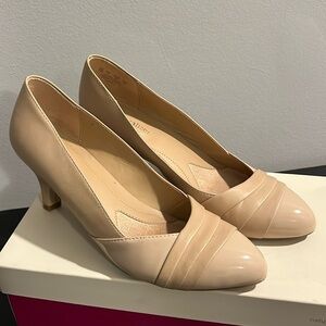 Naturalizer Women’s Size 7 -2 inch tan pumps